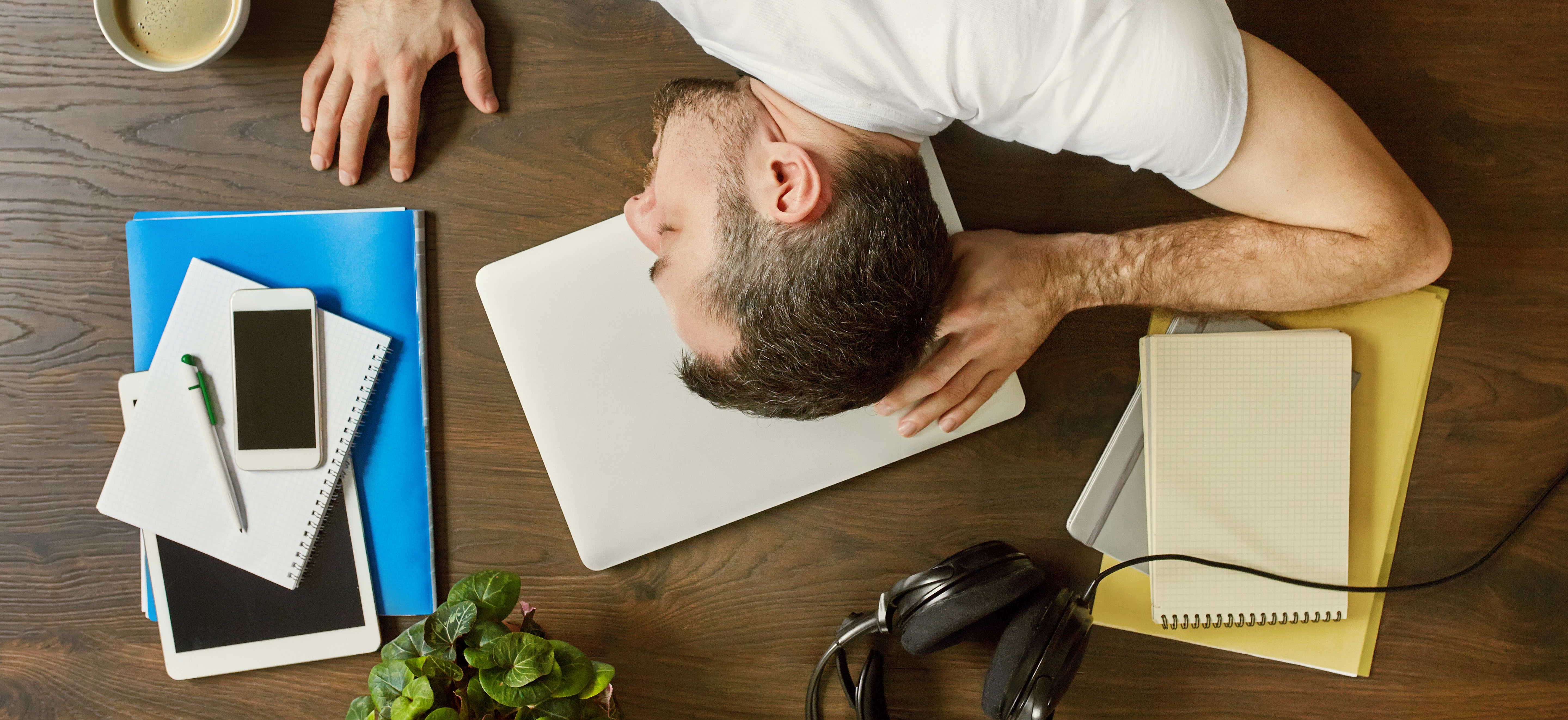 Homme affalé sur le bureau de travail