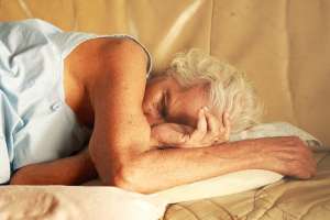 personne agée dormant
