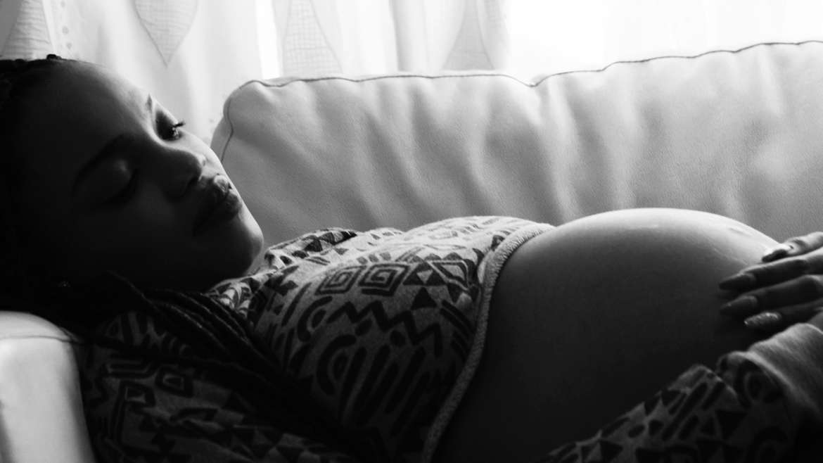 Femme Enceinte sur le Canapé