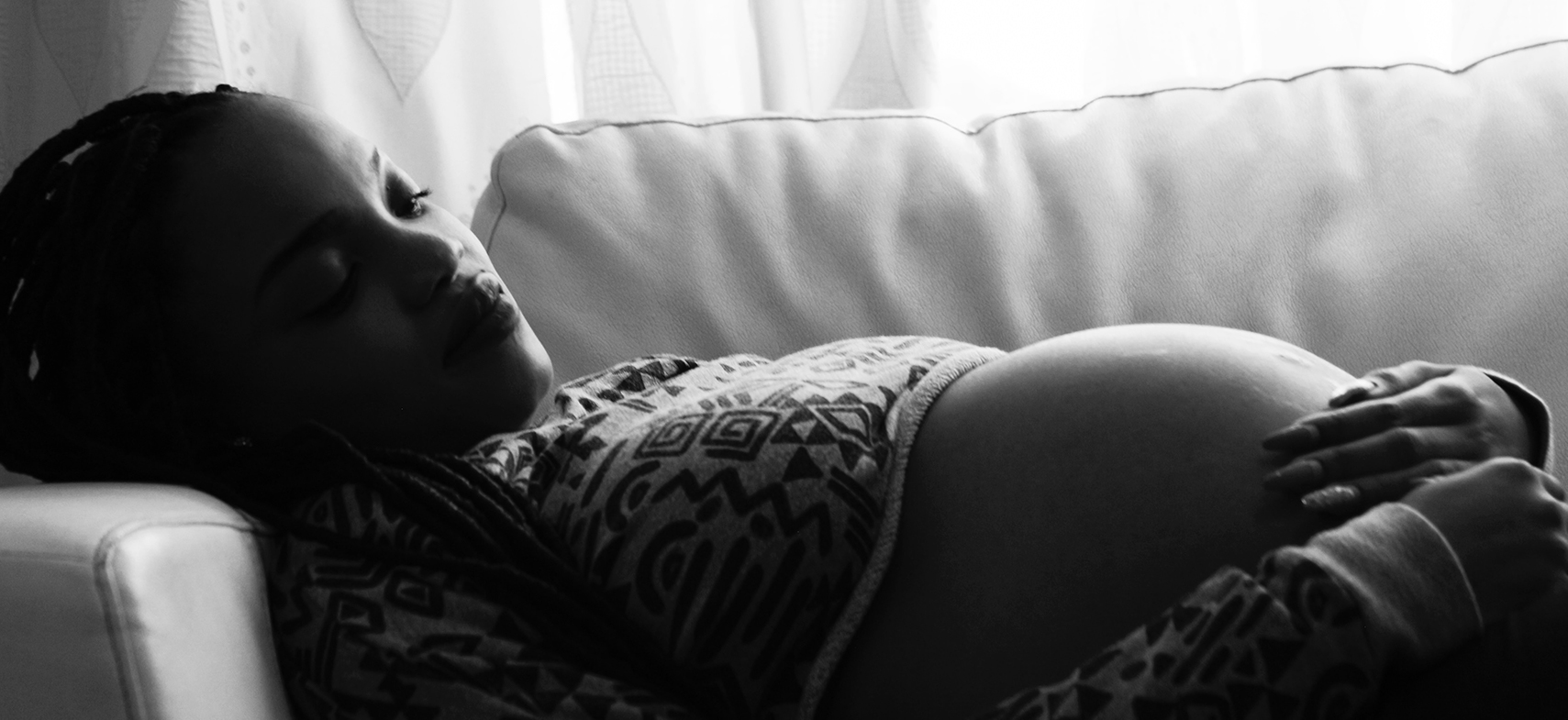 Femme Enceinte sur le Canapé