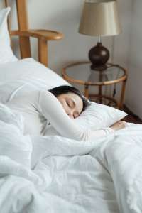 Femme qui dort paisiblement après avoir débouché son nez